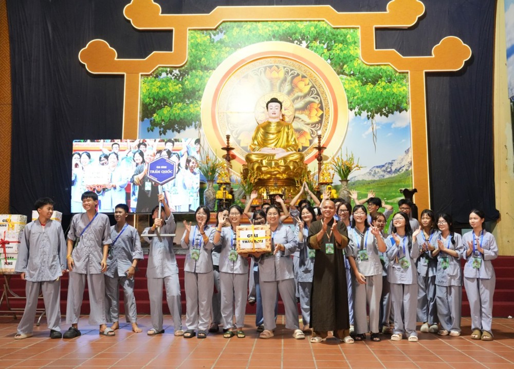 A group of people standing in front of a gold statue

AI-generated content may be incorrect.