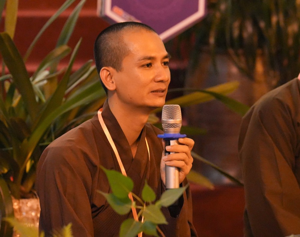 A person holding a microphone

AI-generated content may be incorrect.