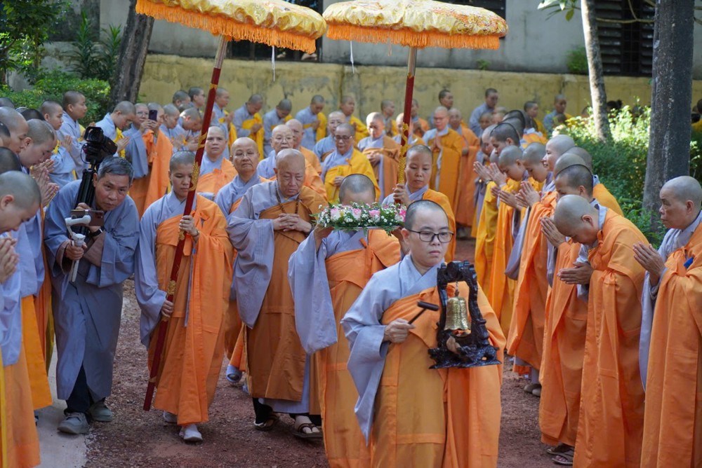 A group of people in orange robes

AI-generated content may be incorrect.