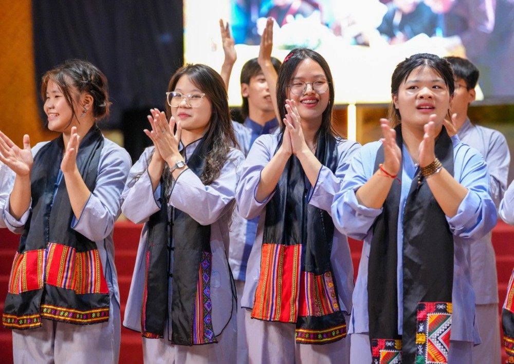 A group of people clapping

AI-generated content may be incorrect.