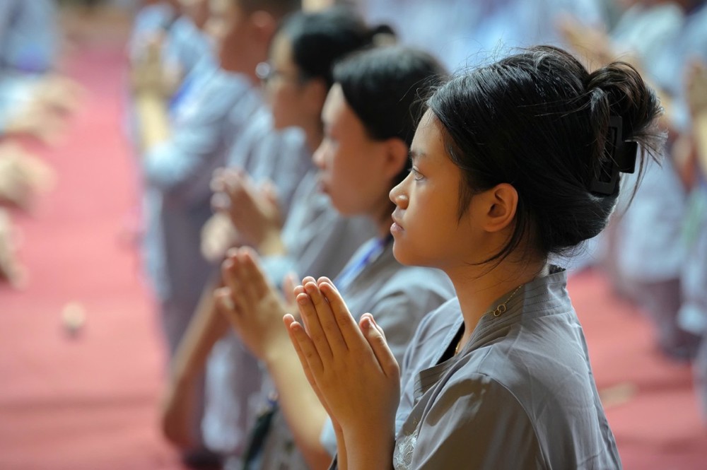 A group of people praying

AI-generated content may be incorrect.