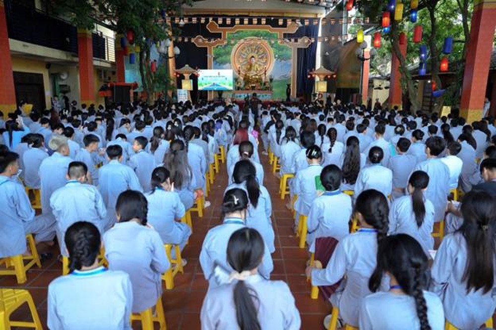 A group of people in white shirts

AI-generated content may be incorrect.