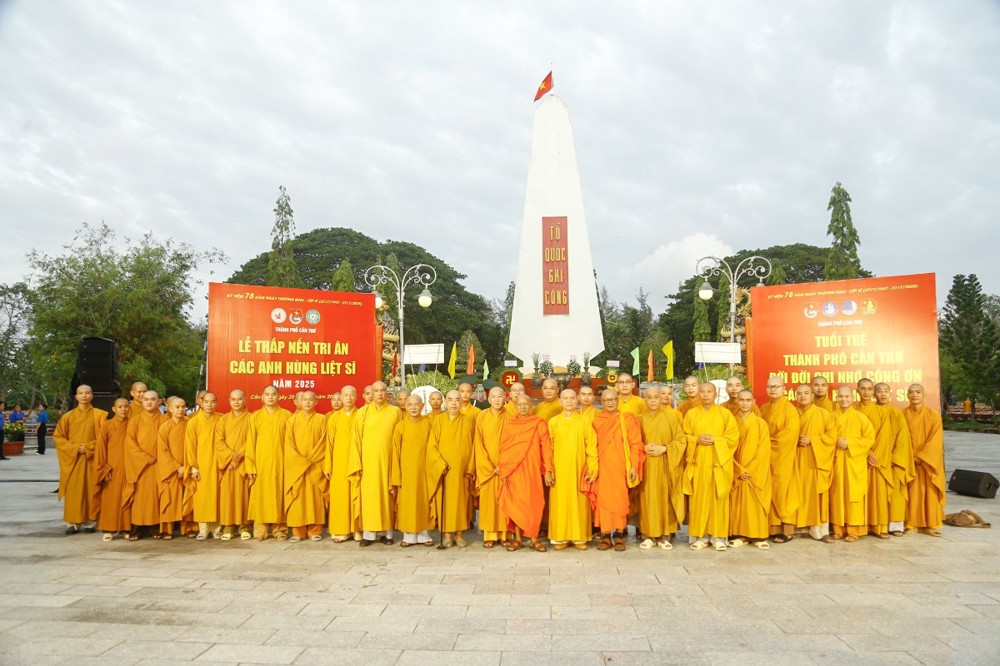 Cần Thơ: Lễ thắp nến tri ân các anh hùng liệt sĩ nhân kỷ niệm 78 năm Ngày Thương binh - Liệt sĩ (27/7/1947 - 27/7/2025)