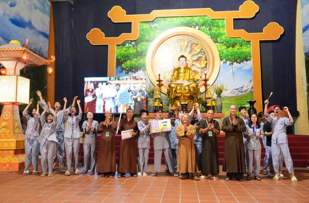 A group of people standing in front of a gold statue

AI-generated content may be incorrect.
