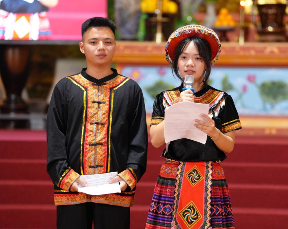 A person and person in traditional attire holding a microphone

AI-generated content may be incorrect.