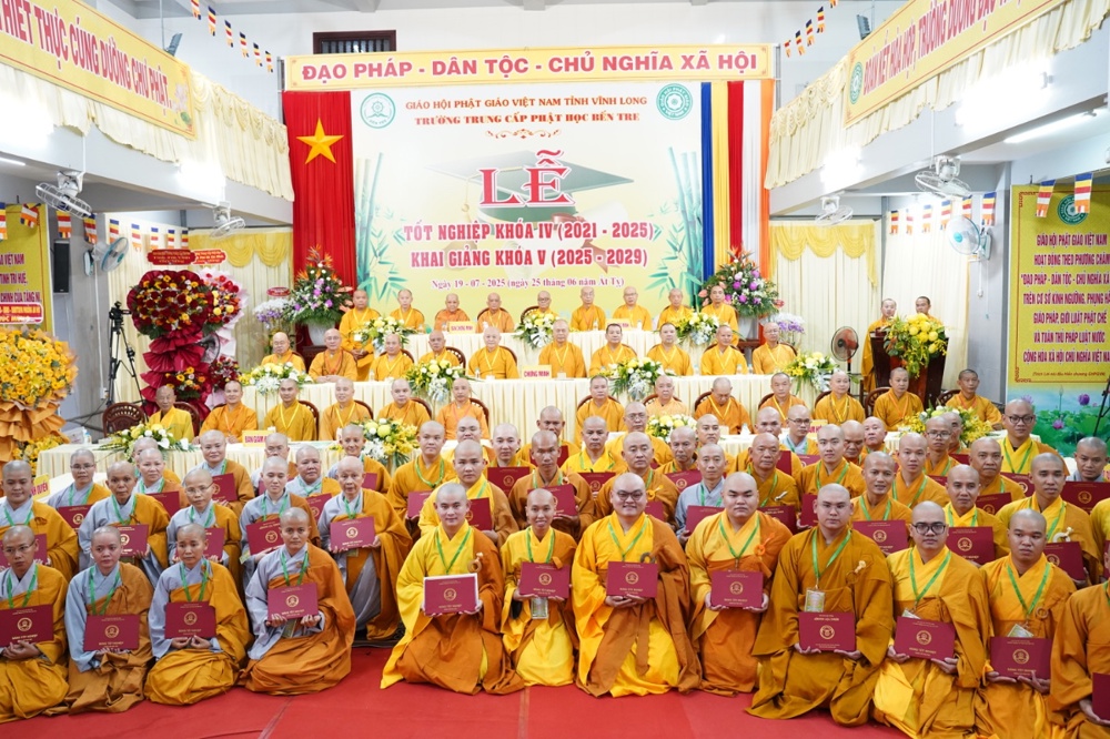 Vĩnh Long: Trường TCPH Bến Tre tổ chức lễ tốt nghiệp khóa IV và khai giảng khóa V