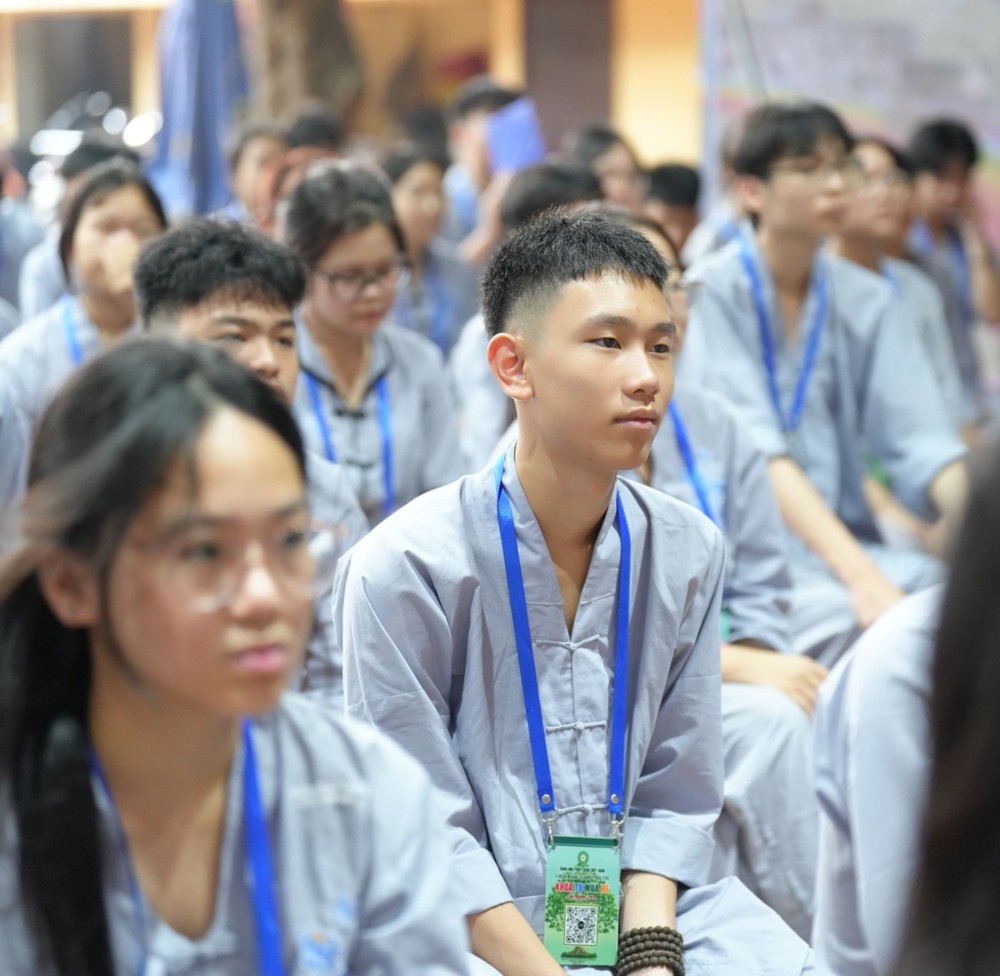 A group of people sitting in a room

AI-generated content may be incorrect.