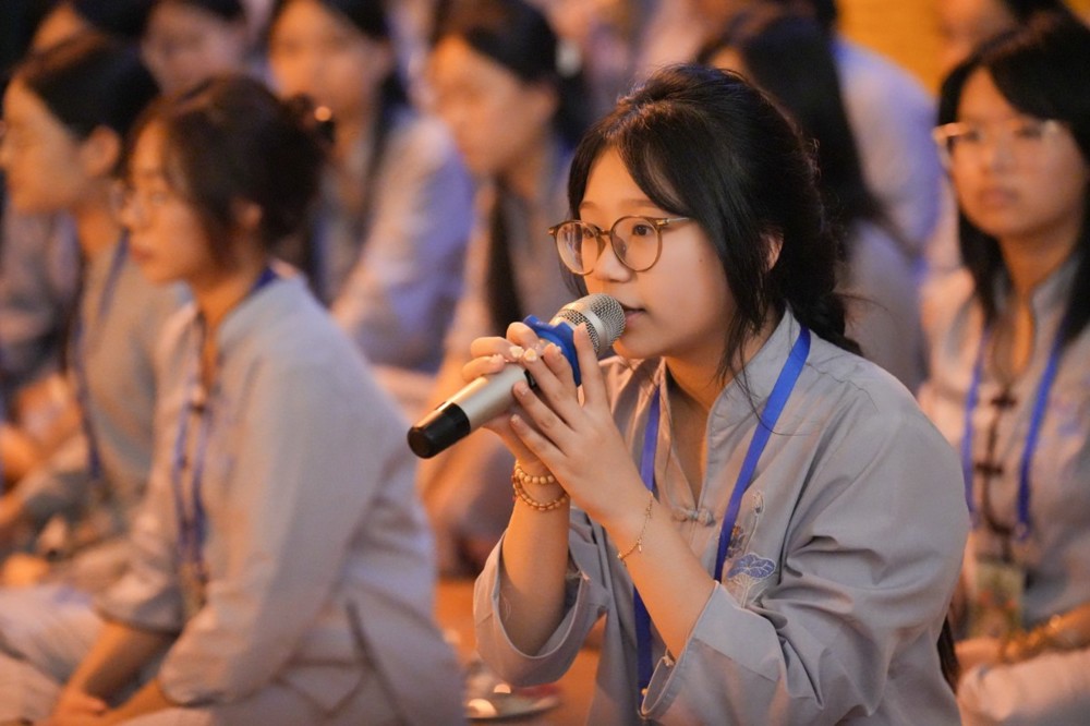 A person speaking into a microphone

AI-generated content may be incorrect.