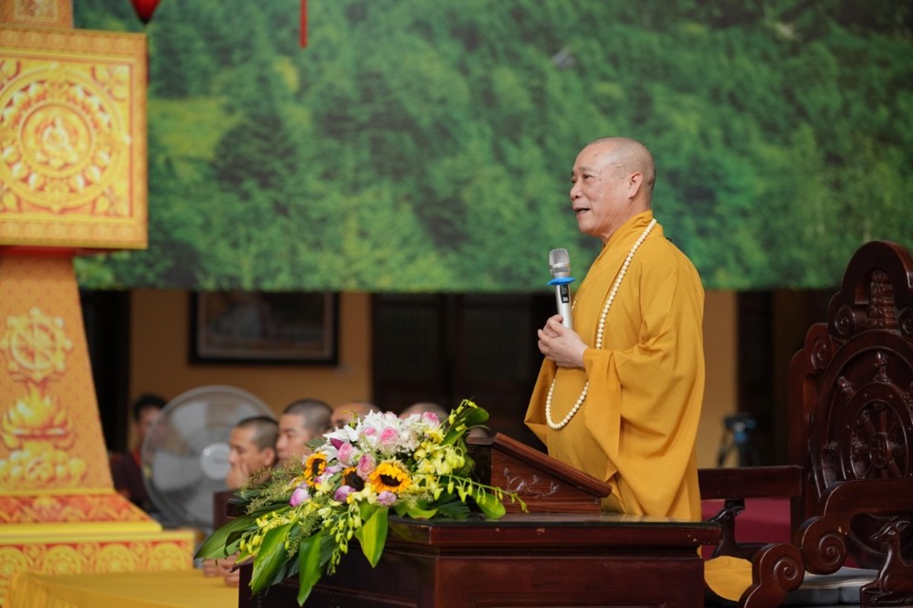 A person in a yellow robe holding a microphone

AI-generated content may be incorrect.