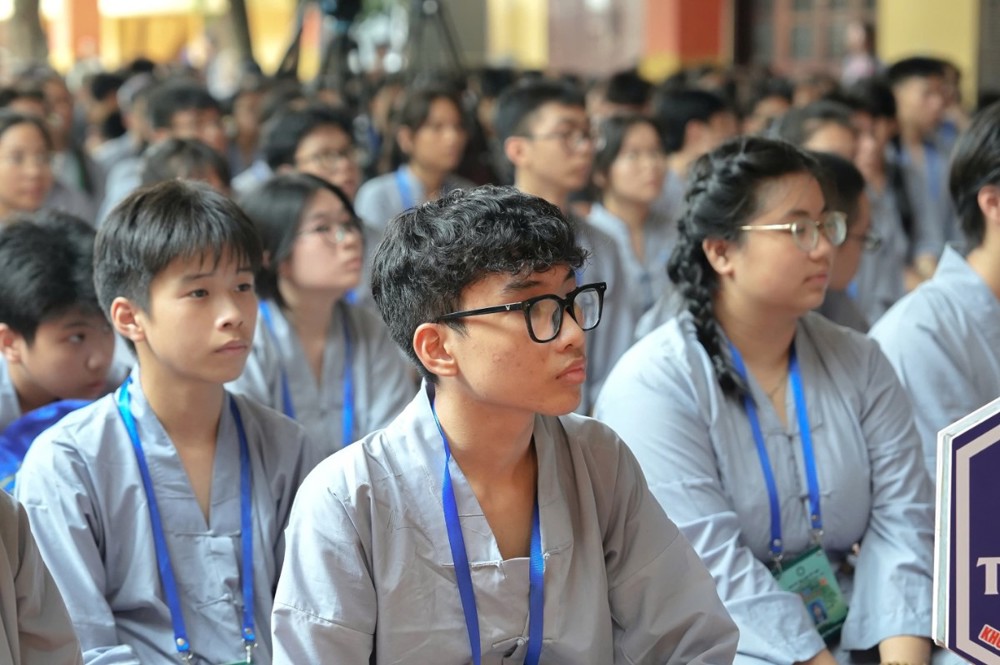 A group of people sitting in a room

AI-generated content may be incorrect.