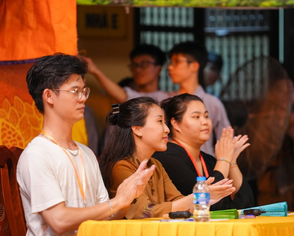 A group of people clapping

AI-generated content may be incorrect.