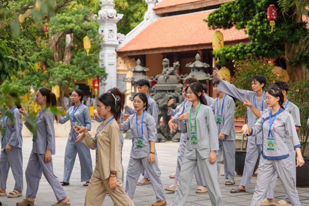 A group of people in matching outfits

AI-generated content may be incorrect.