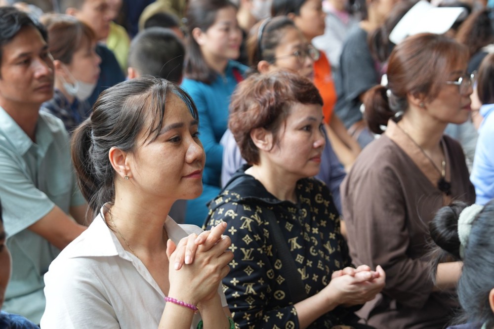 A group of people praying

AI-generated content may be incorrect.