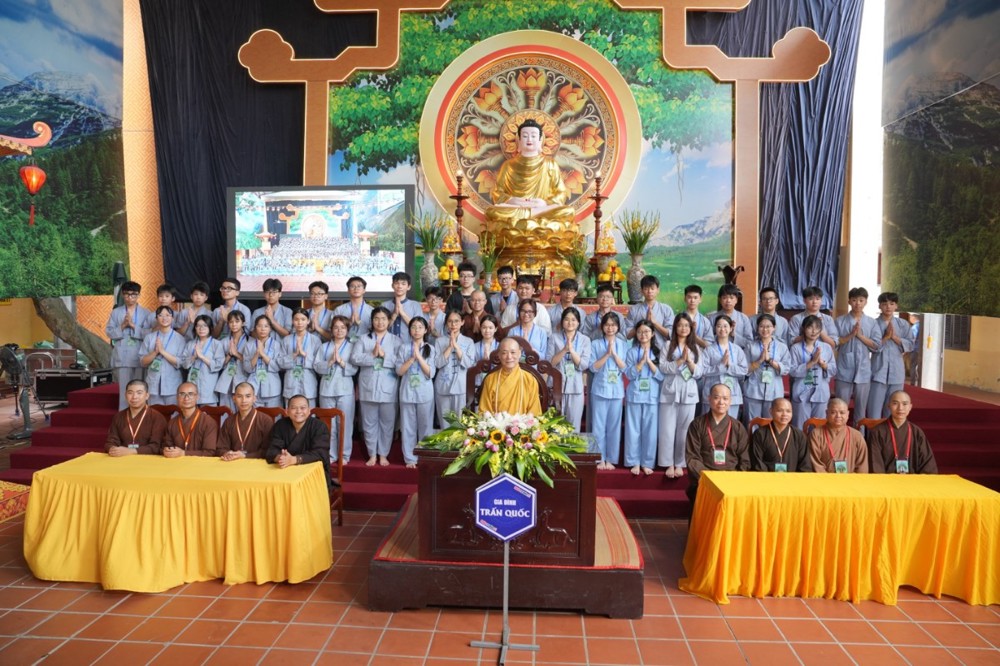 A group of people in a ceremony

AI-generated content may be incorrect.