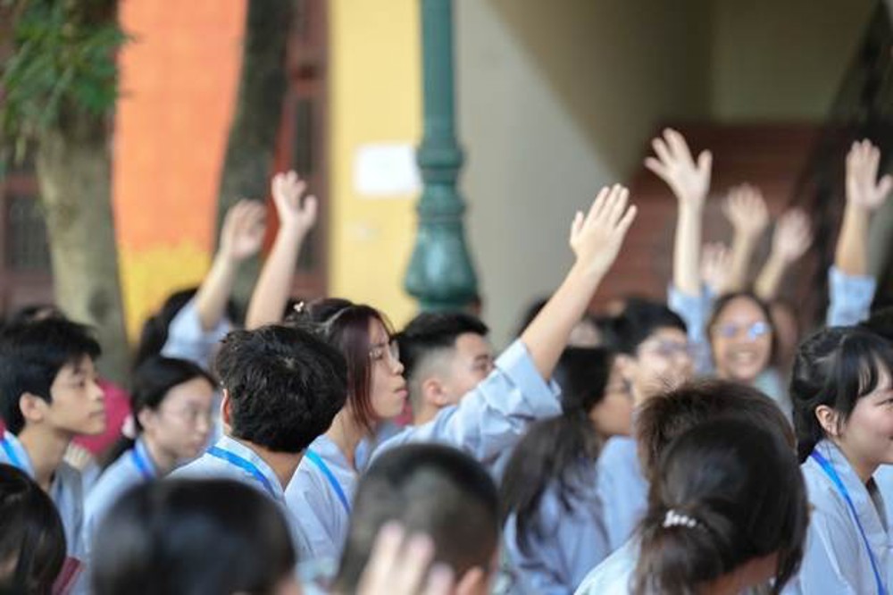 A group of people raising their hands

AI-generated content may be incorrect.