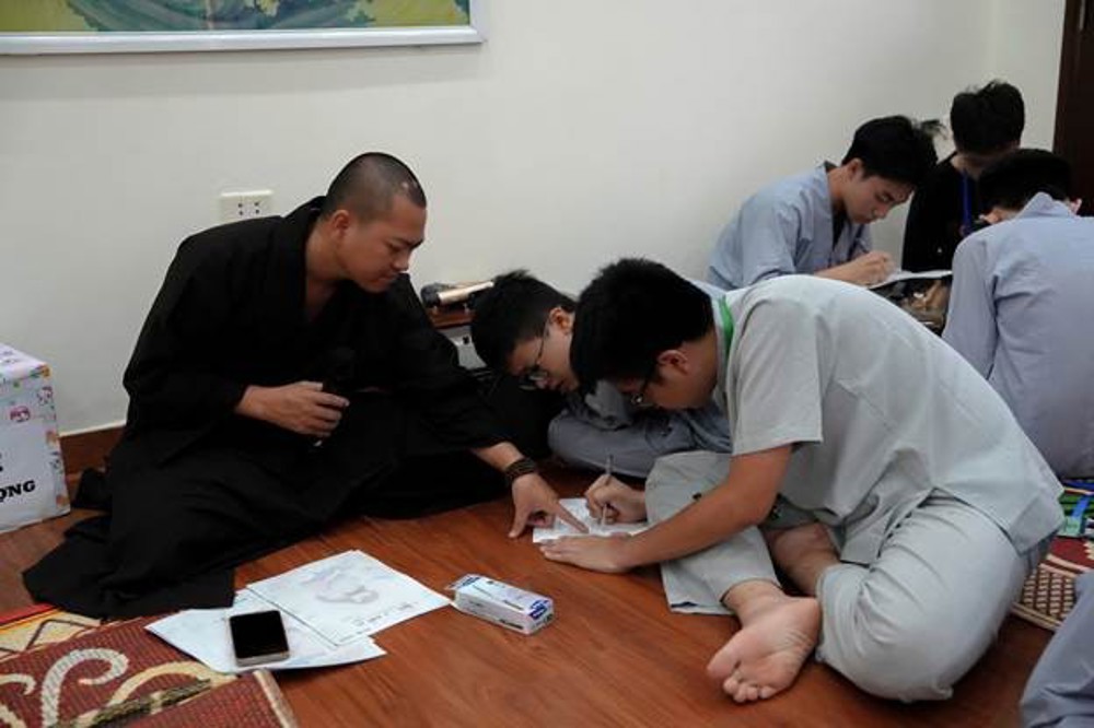 A group of men sitting on the floor

AI-generated content may be incorrect.