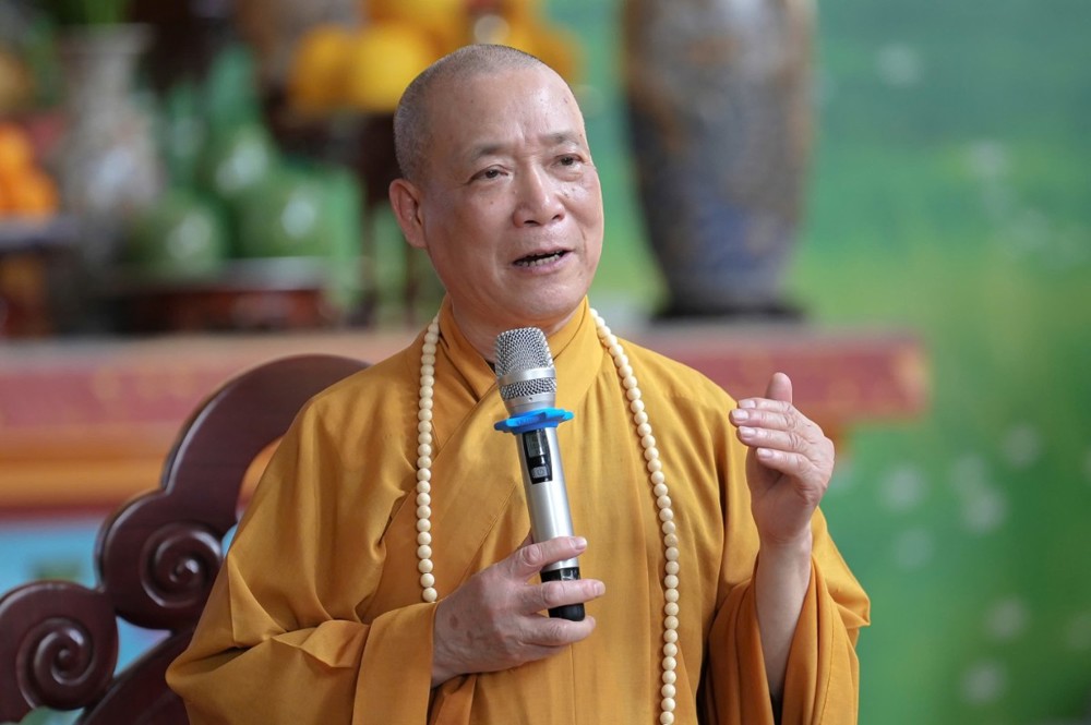 A person in a yellow robe holding a microphone

AI-generated content may be incorrect.