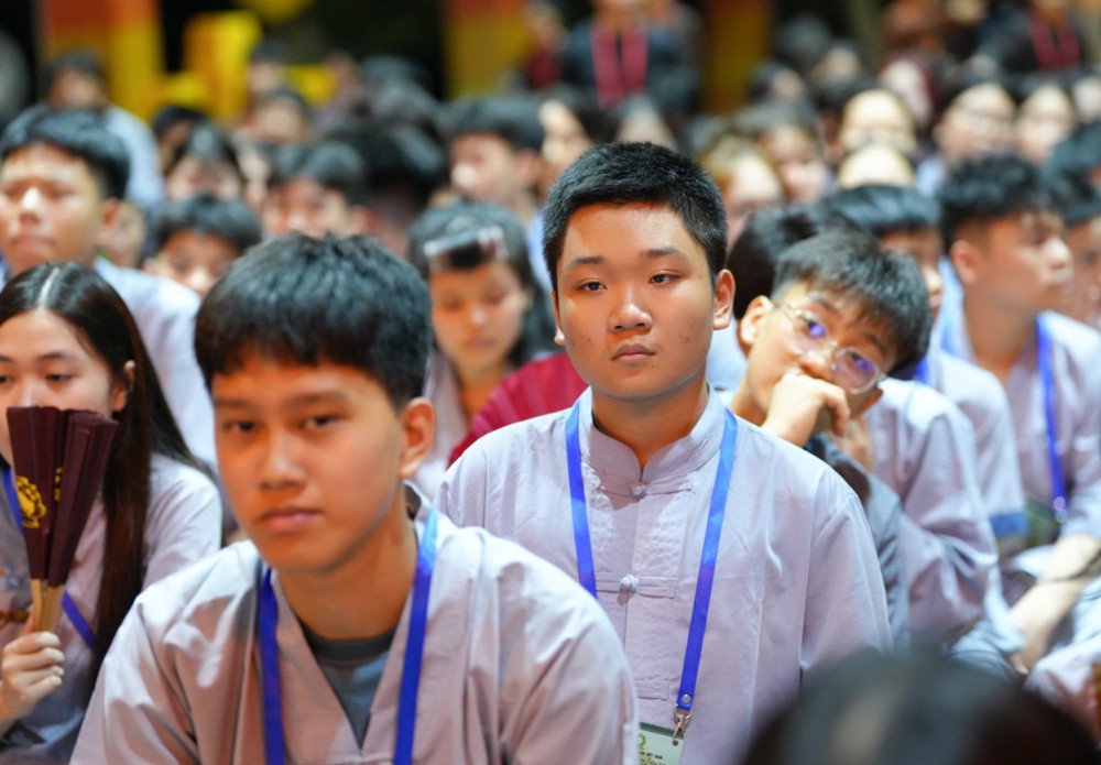 A group of young people in a crowd

AI-generated content may be incorrect.