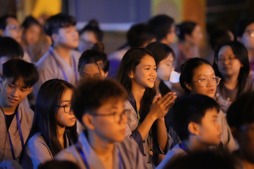A group of people clapping

AI-generated content may be incorrect.