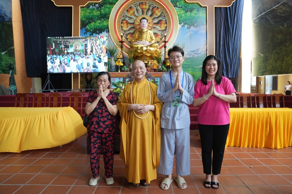 A group of people standing in front of a buddha statue

AI-generated content may be incorrect.