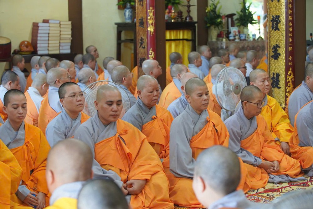 A group of people in robes

AI-generated content may be incorrect.