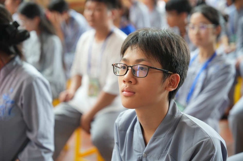 A young person wearing glasses

AI-generated content may be incorrect.
