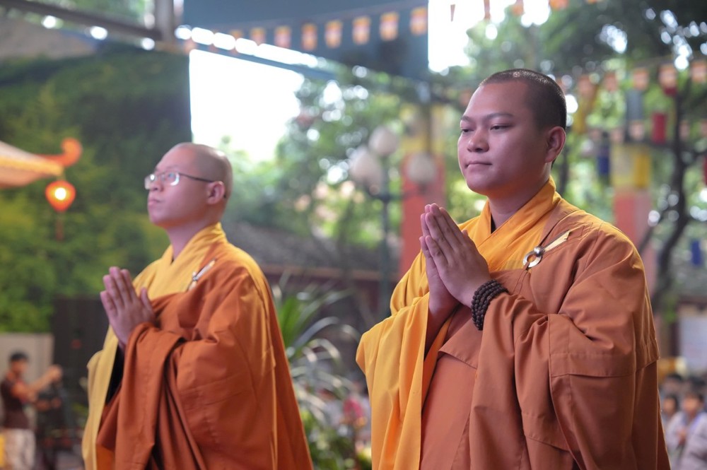 A group of men in robes praying

AI-generated content may be incorrect.