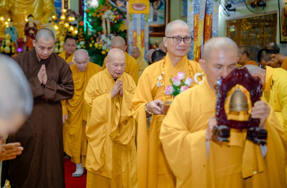 Trưởng lão Hòa thượng Thích Thiện Nhơn sách tấn hành giả tại Đạo tràng an cư chùa Long Phước Thọ