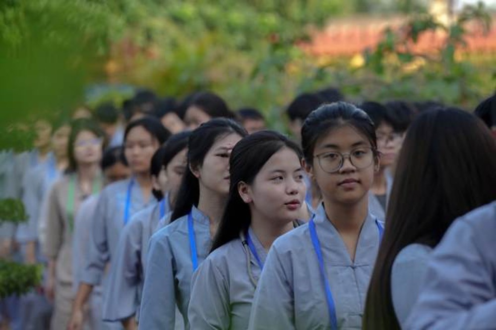 A group of people in a line

AI-generated content may be incorrect.