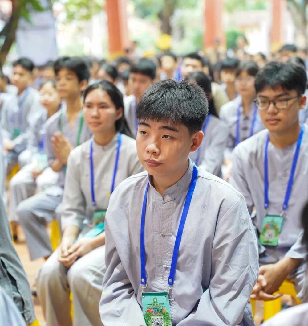 A group of people sitting in a row

AI-generated content may be incorrect.
