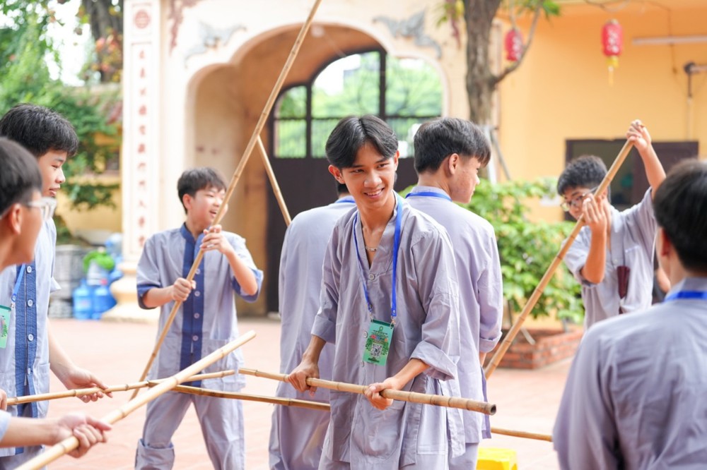 A group of boys holding sticks

AI-generated content may be incorrect.
