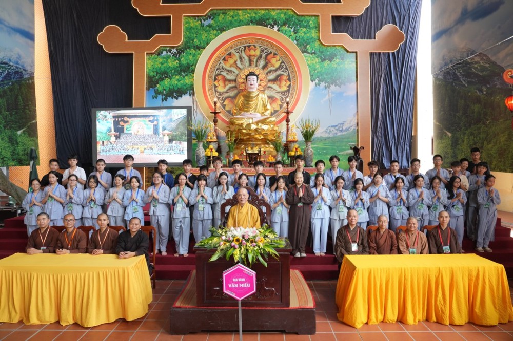 A group of people standing in front of a large group of people

AI-generated content may be incorrect.