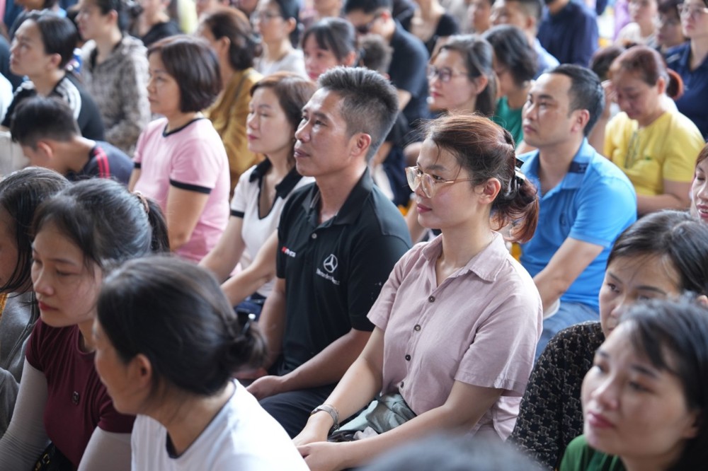 A group of people sitting in a room

AI-generated content may be incorrect.