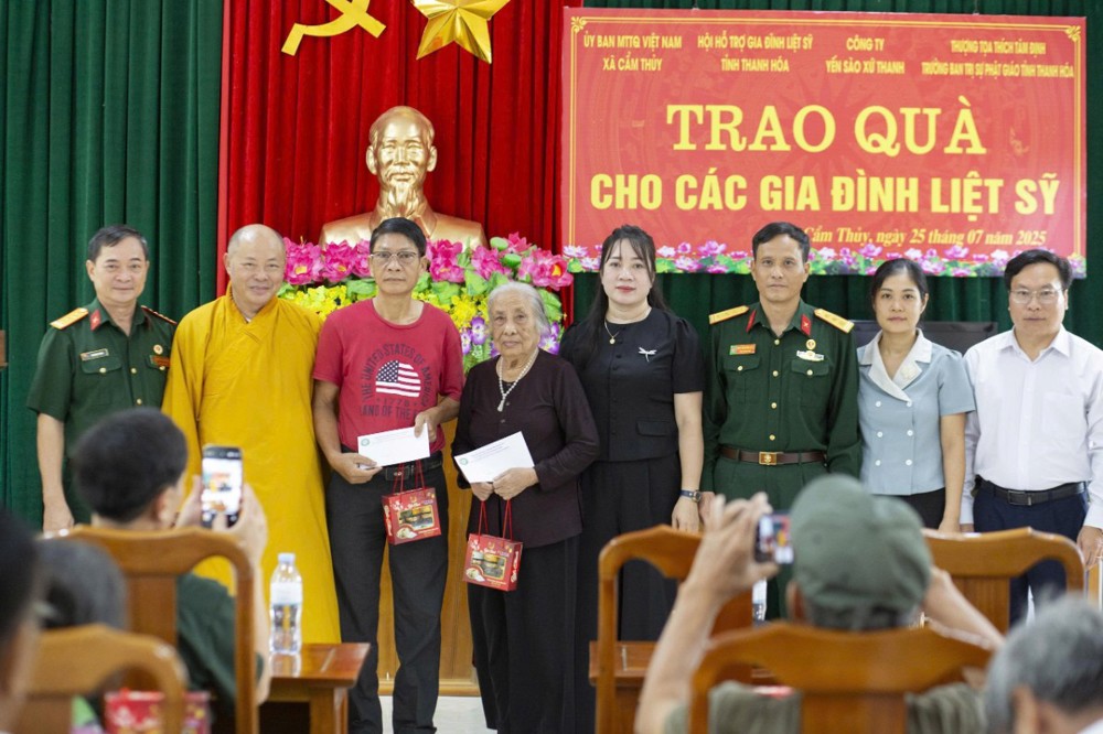Thanh Hóa: Thượng tọa Thích Tâm Định trao quà tri ân nhân ngày (27/7) tại xã Cẩm Thủy