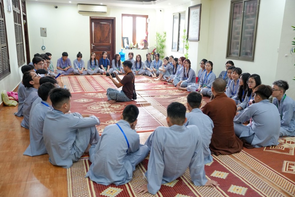 A group of people sitting on the floor

AI-generated content may be incorrect.