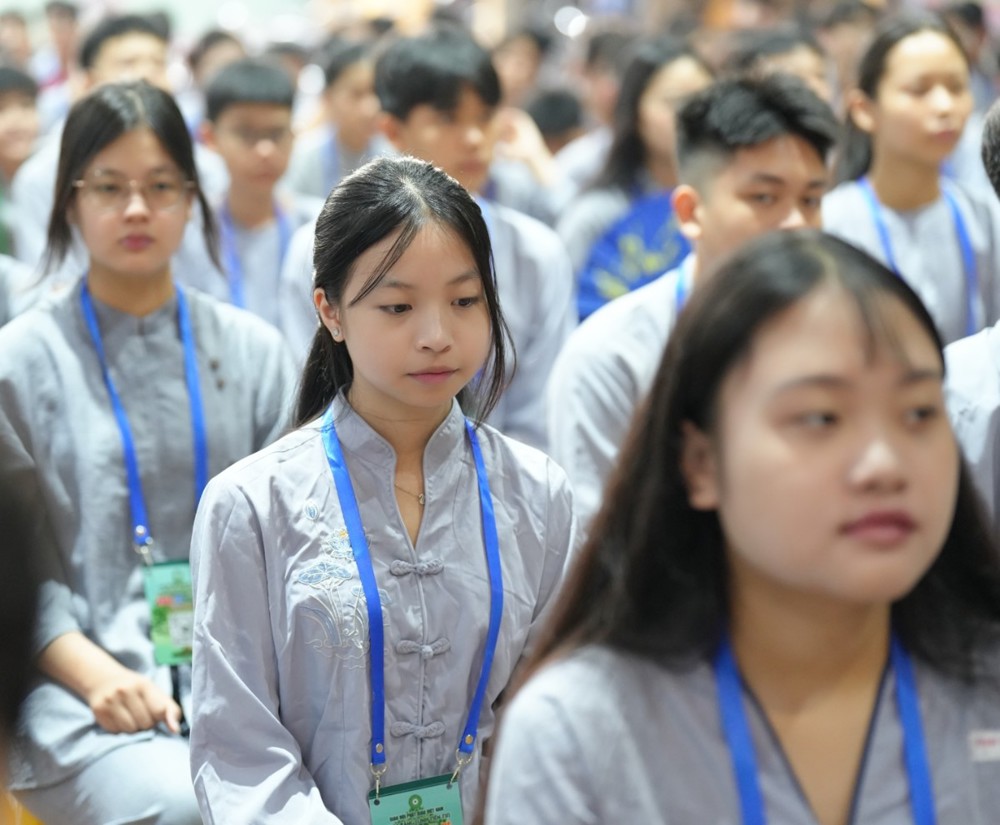 A group of people wearing lanyards

AI-generated content may be incorrect.