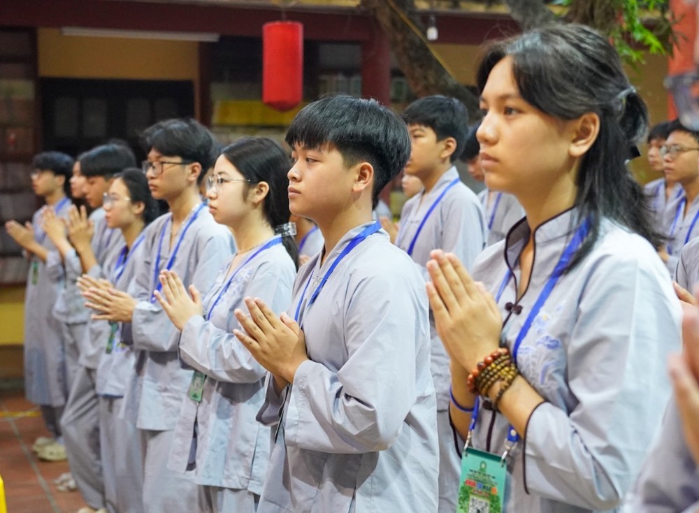 A group of people in white uniforms

AI-generated content may be incorrect.