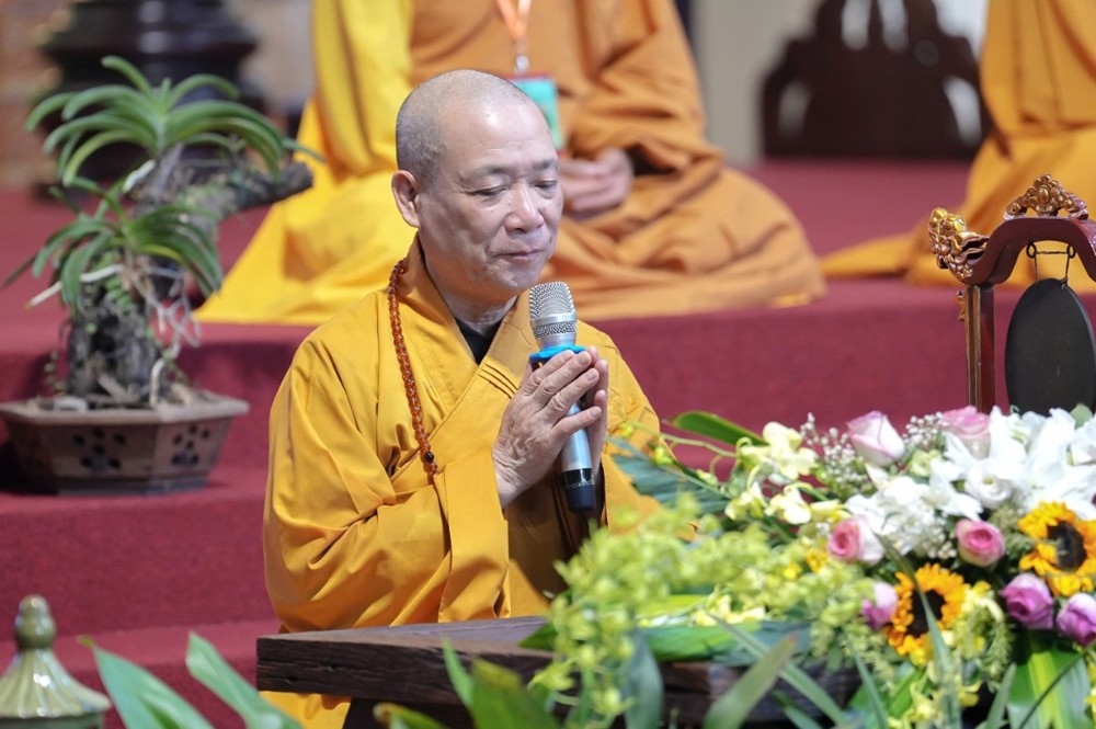 A person in a yellow robe holding a microphone

AI-generated content may be incorrect.