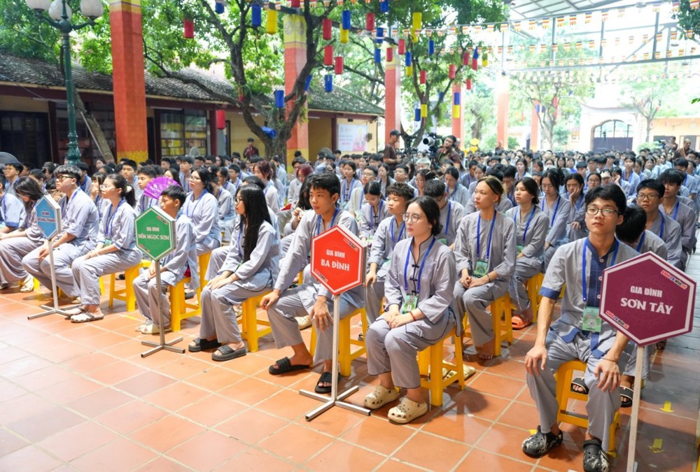 A group of people sitting in chairs

AI-generated content may be incorrect.