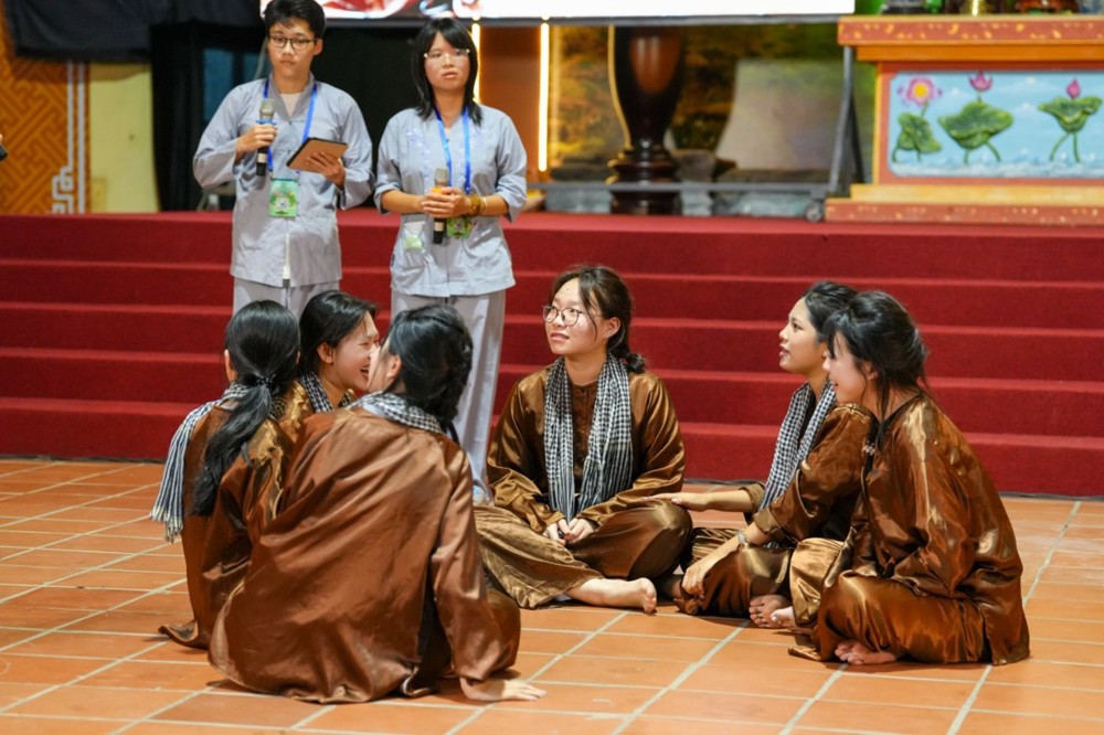 A group of people sitting on the floor

AI-generated content may be incorrect.