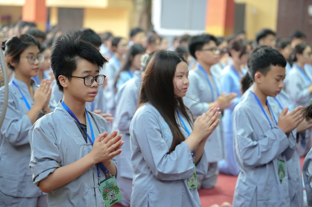 A group of people in a prayer pose

AI-generated content may be incorrect.
