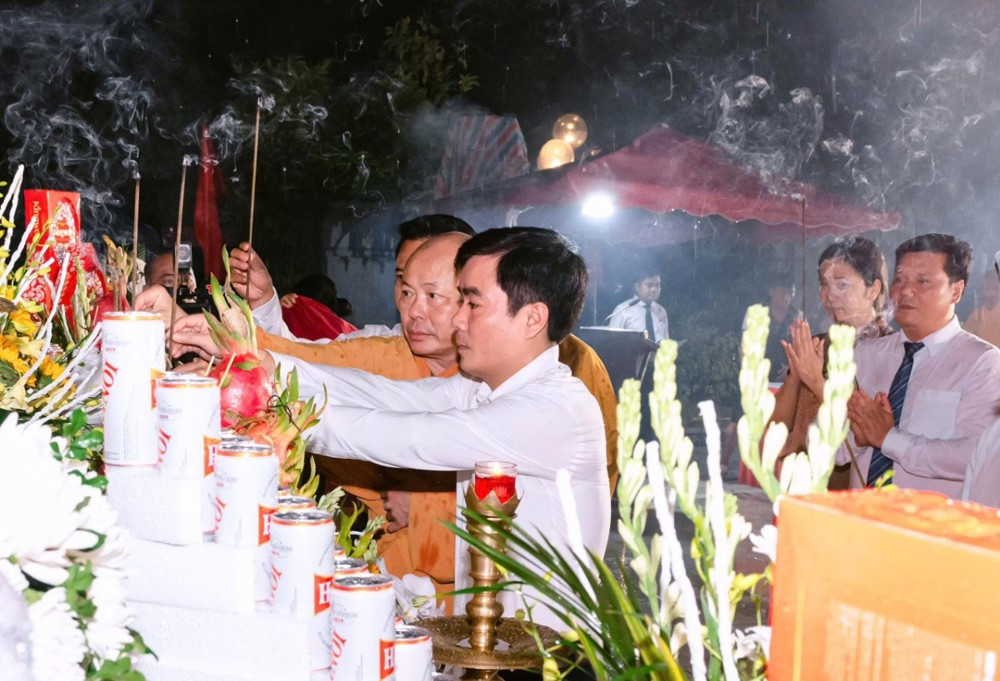 Thanh Hóa: Lễ cầu siêu, thắp nến tri ân các Anh hùng liệt sĩ tại Nghĩa trang liệt sĩ Hàm Rồng