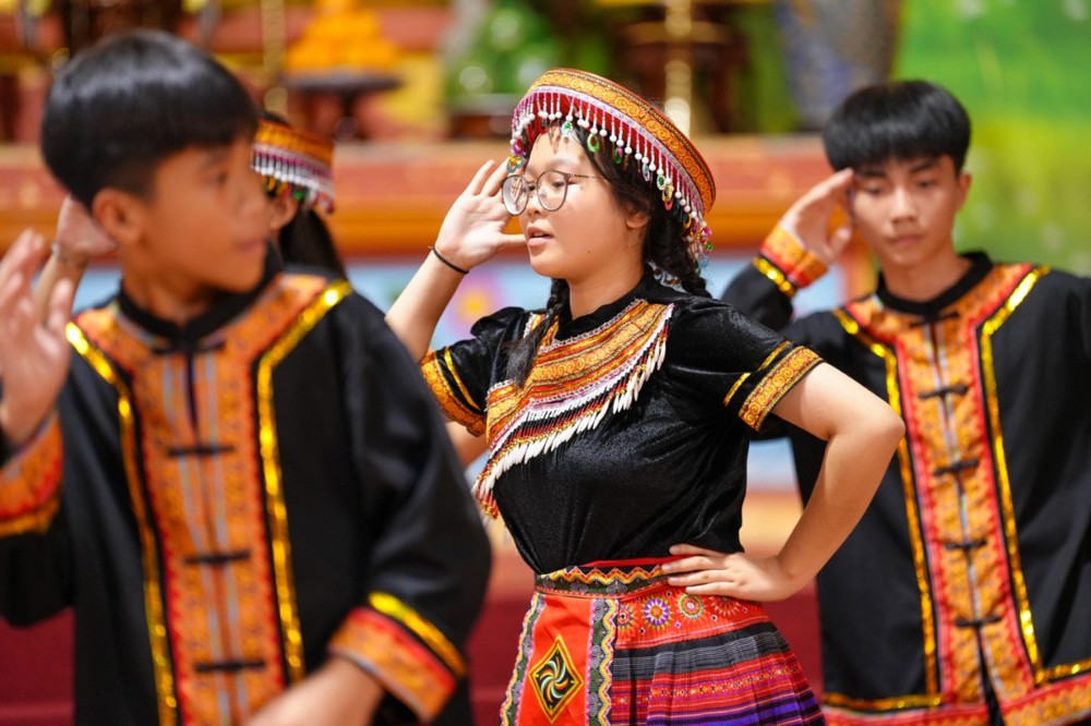 A group of people in traditional clothing

AI-generated content may be incorrect.