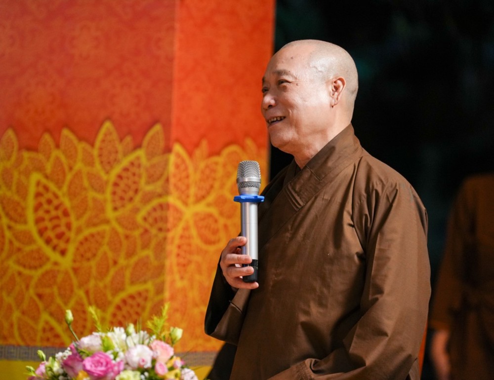 A person holding a microphone

AI-generated content may be incorrect.