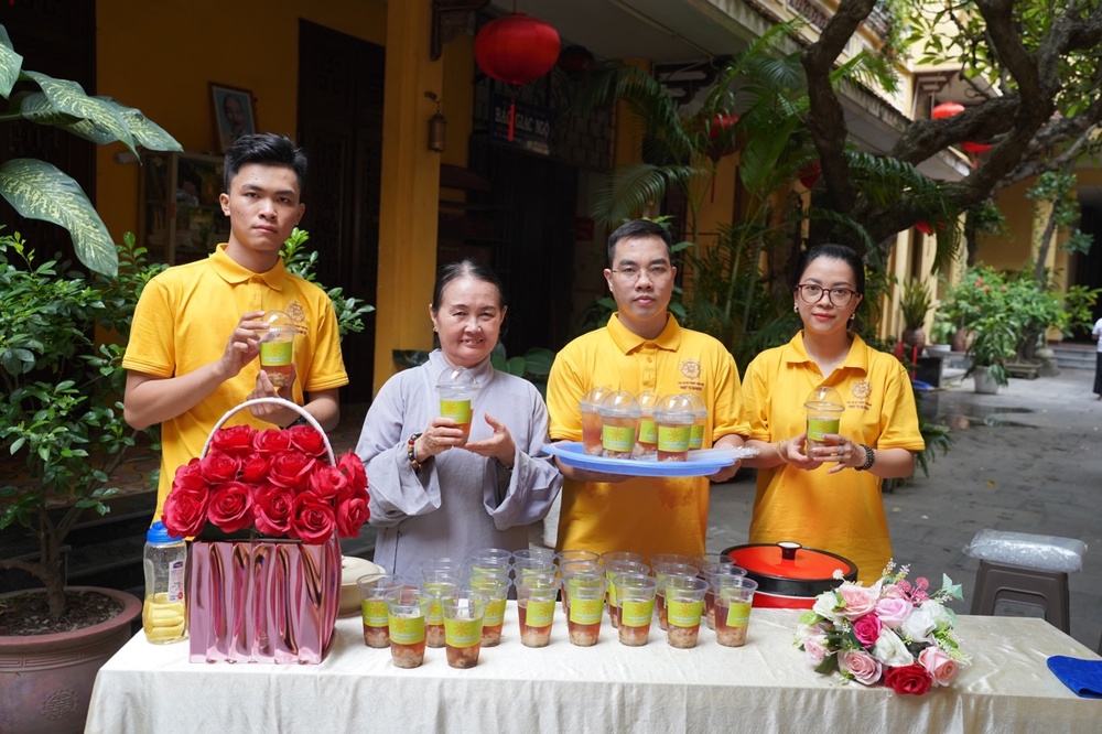 Tấm lòng cúng dường của người Phật tử trẻ trong từng tách trà