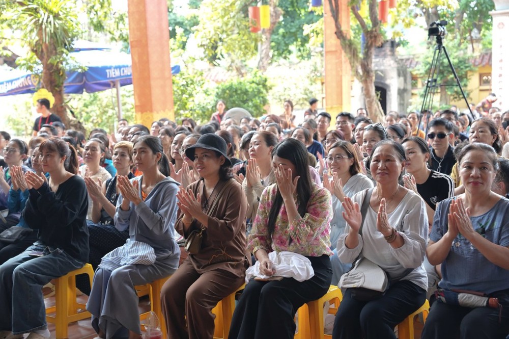 A group of people clapping

AI-generated content may be incorrect.