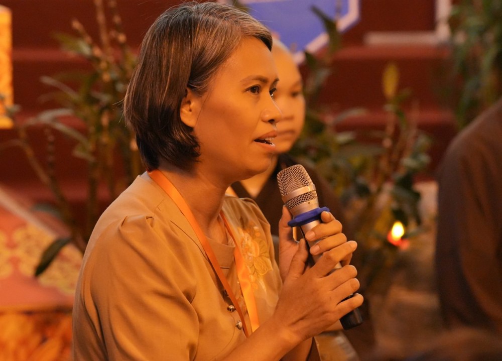 A person holding a microphone

AI-generated content may be incorrect.
