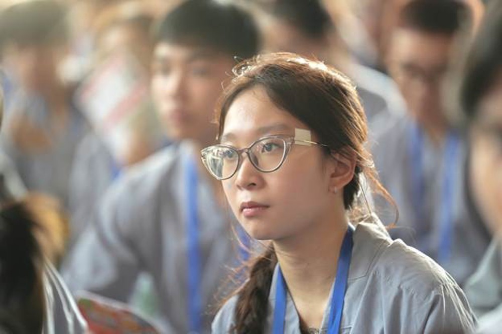 A person wearing glasses and a blue lanyard

AI-generated content may be incorrect.