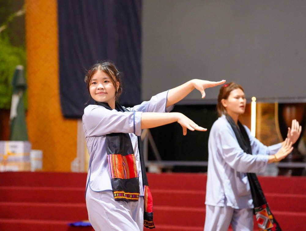A group of girls dancing on stage

AI-generated content may be incorrect.