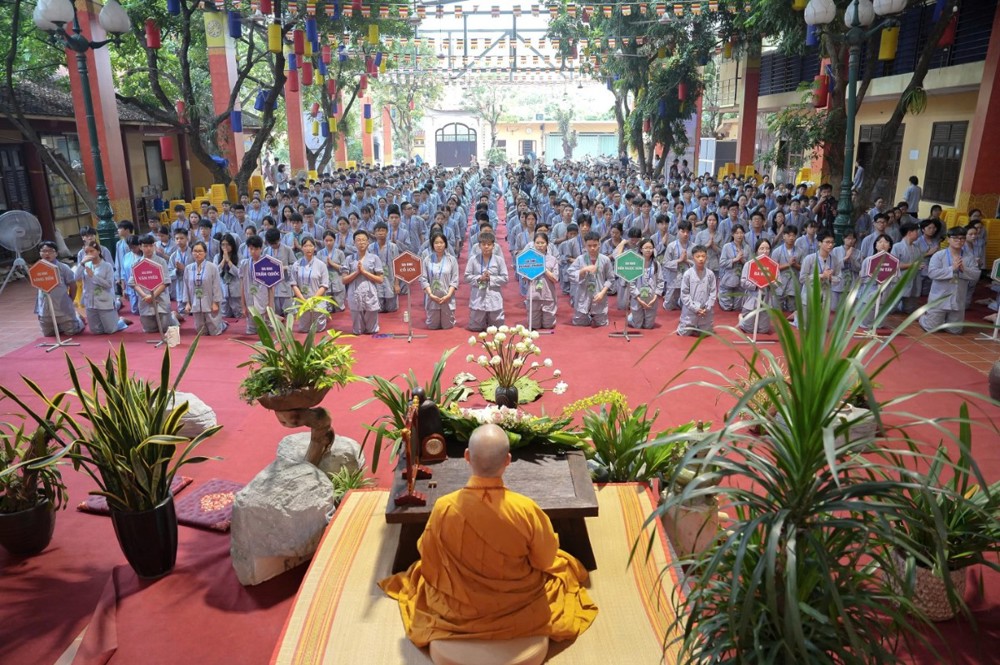 A group of people in a temple

AI-generated content may be incorrect.